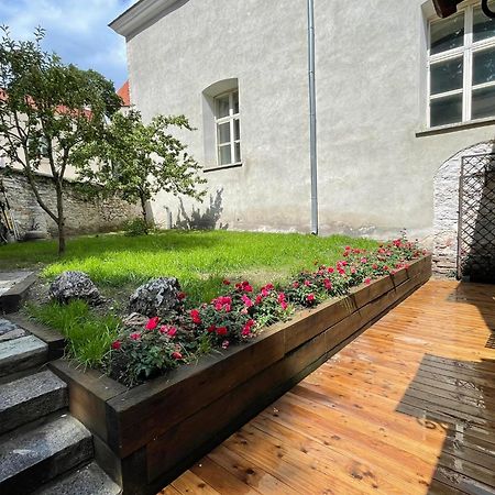 Historic Apartment With Private Garden In Old Town Tallin Zewnętrze zdjęcie